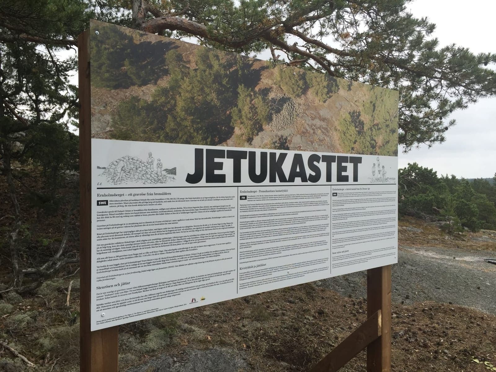 Stor flerspråkig informationsskylt om Jetukastet monterad i naturen