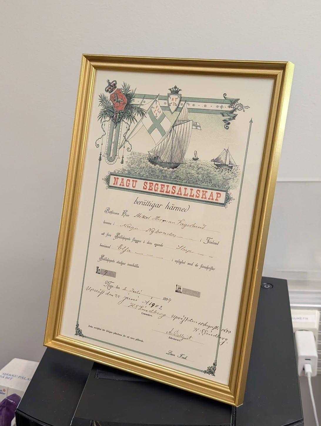 Inramad reproduktion av ett historiskt certifikat från Nagu Segelsällskap