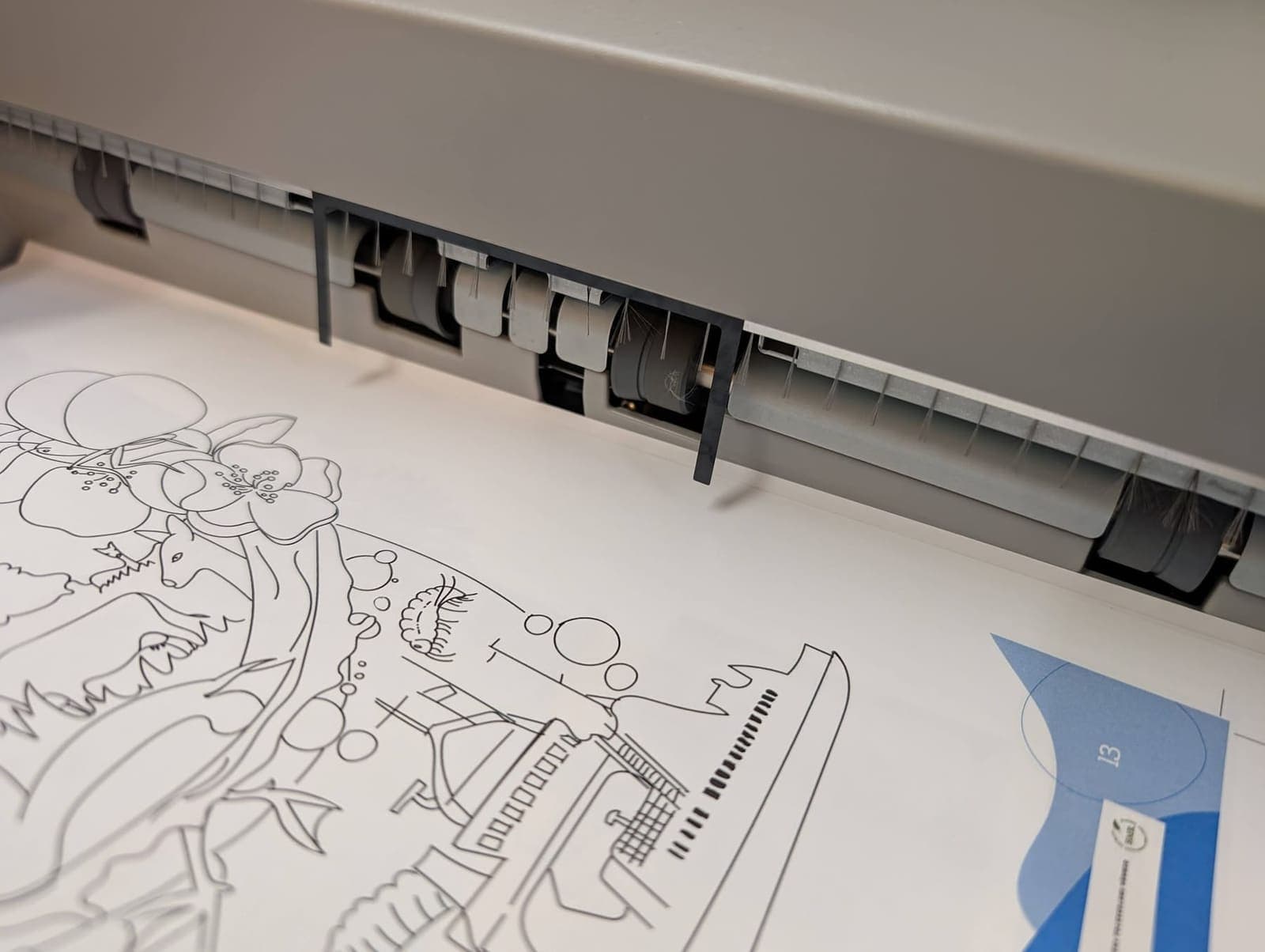 Svartvit illustrerad storformatsutskrift under produktion